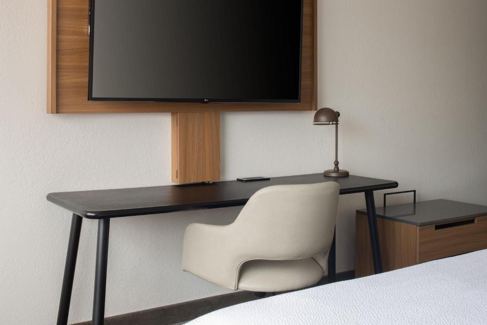 King Room with Adapted Tub - Mobility Accessible interior